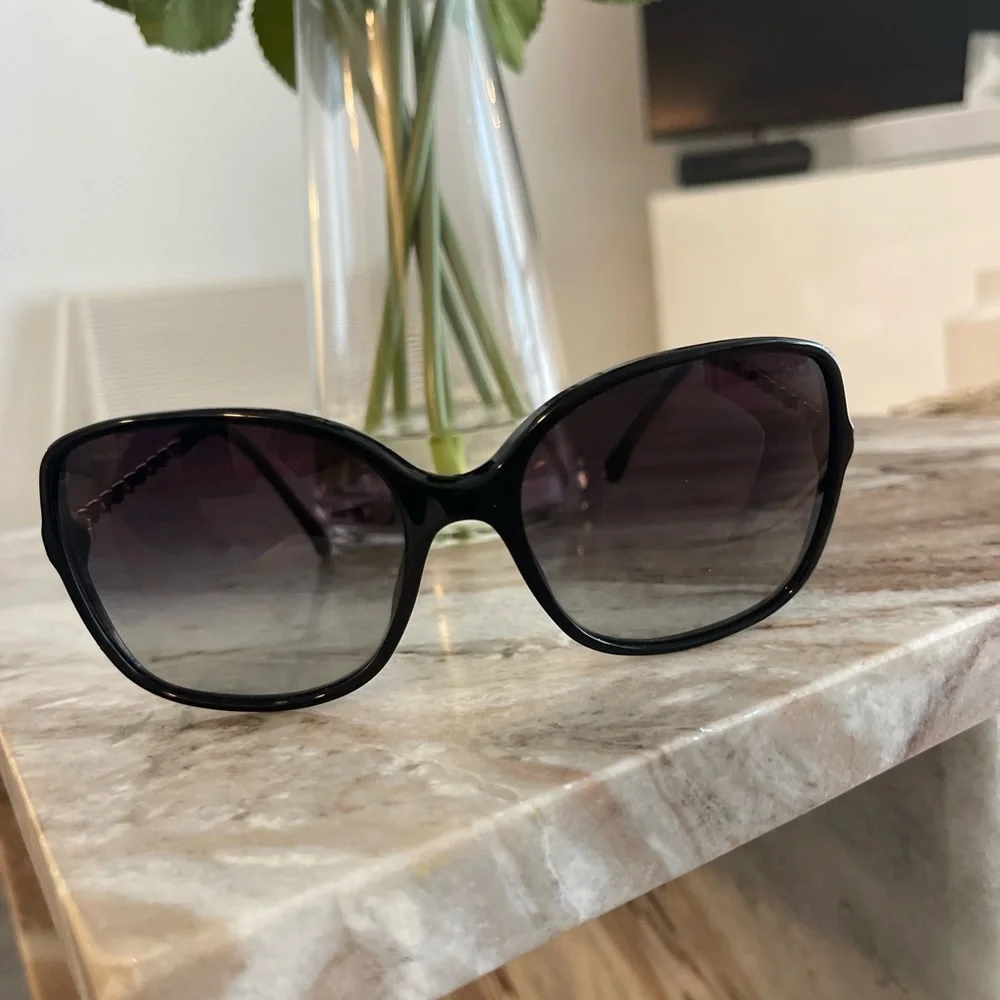 Women's Black Oversized Sunglasses - Classic Shade - Picture 6 of 8